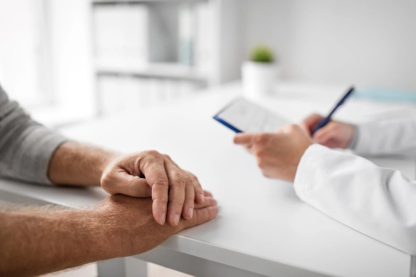 Closeup Haende Patient und Arzt beim Diagnostikgespraech