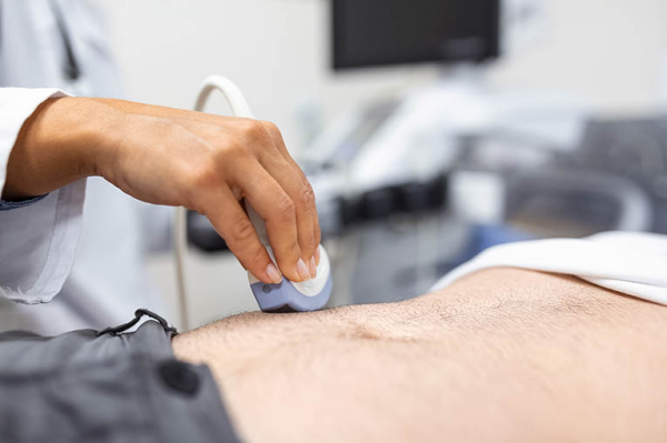 Ärztin führt Ultraschall zur Diagnostik von Blasenfunktionsstörungen durch