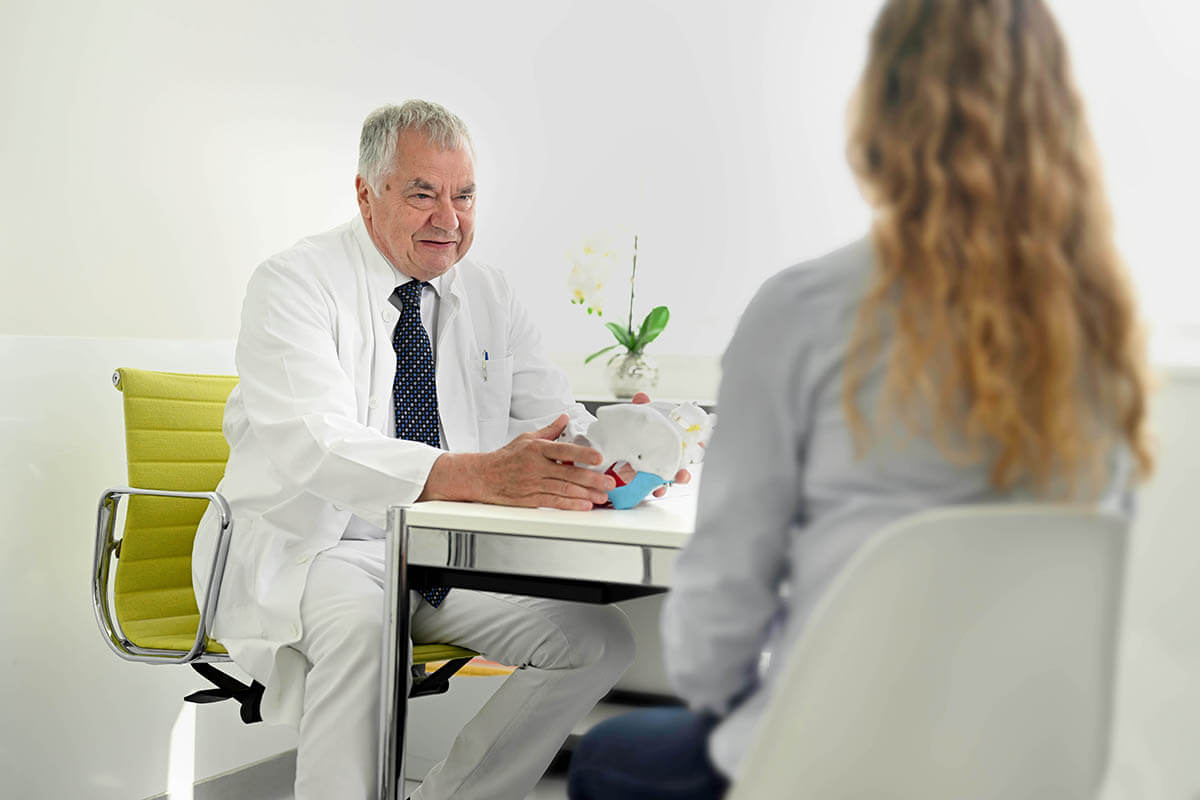Dr. Liedl im Gespräch mit einer Patientin